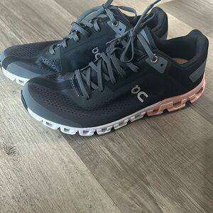 On women’s cloudflow rock/rose running shoes